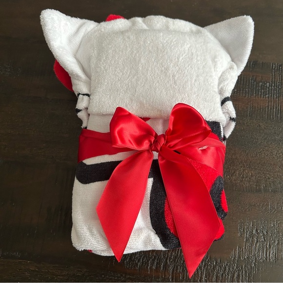 *NEW* Hello Kitty Kids' Hooded Towel Wrap - Picture 10 of 11